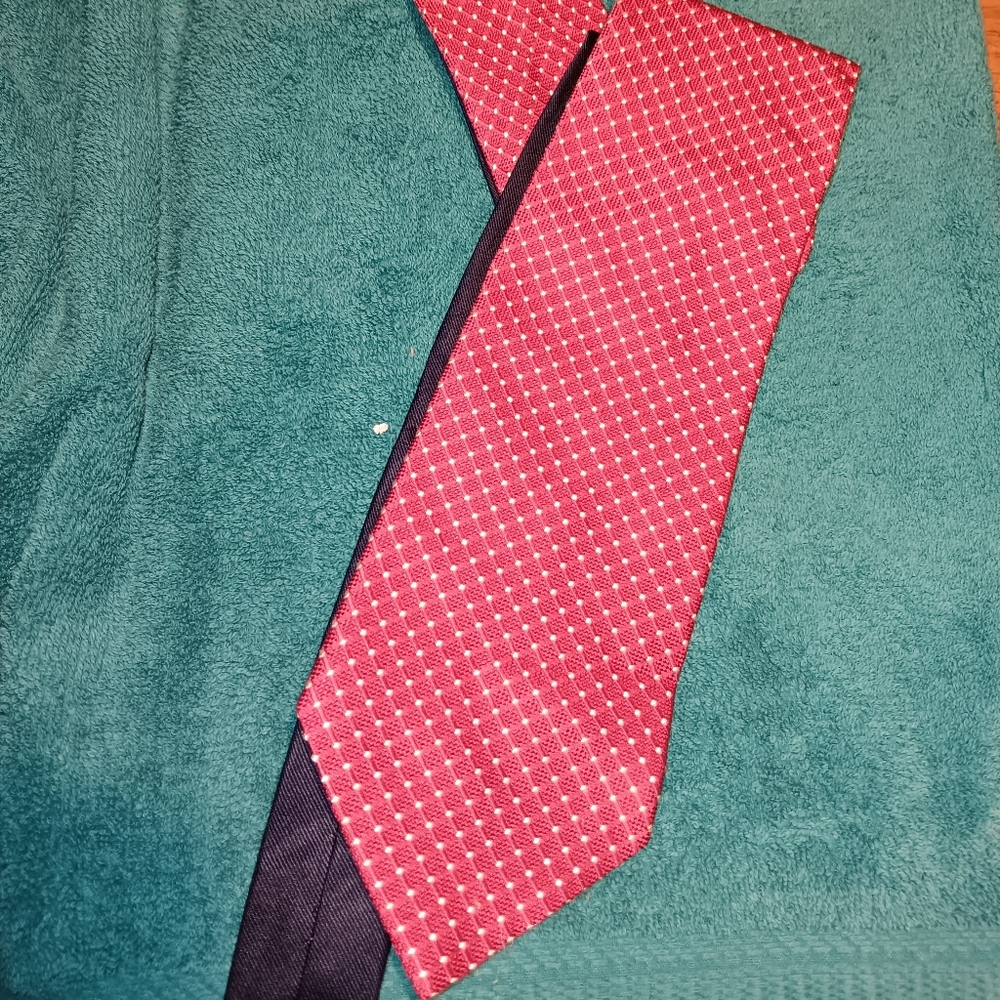 Tommy Hilfiger Smart Looking Red Patterned Tie With Navy Back Tie